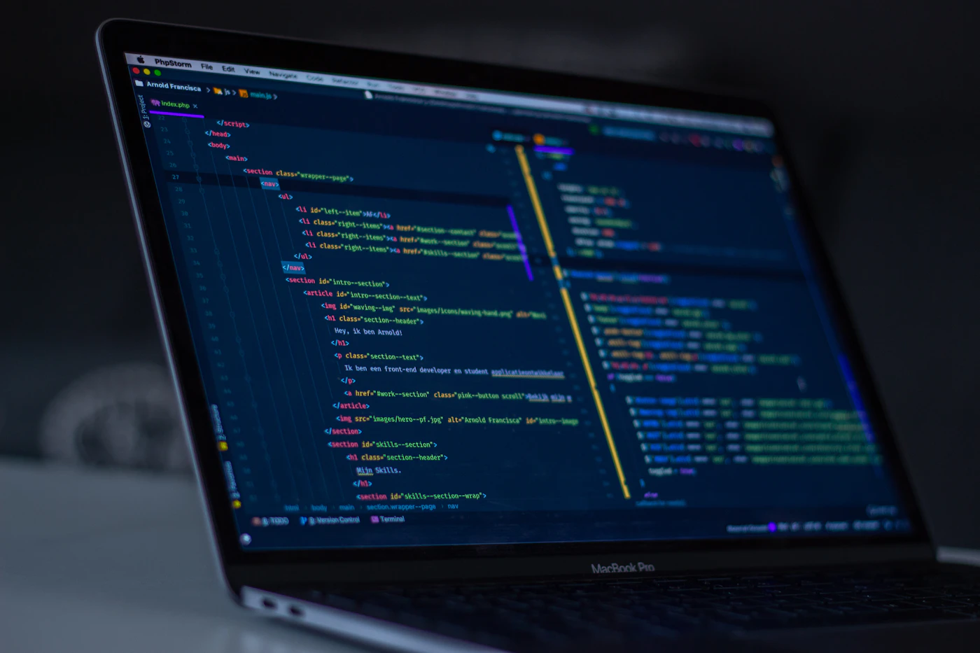 Quellcode-Analyse auf dunklem Bildschirm